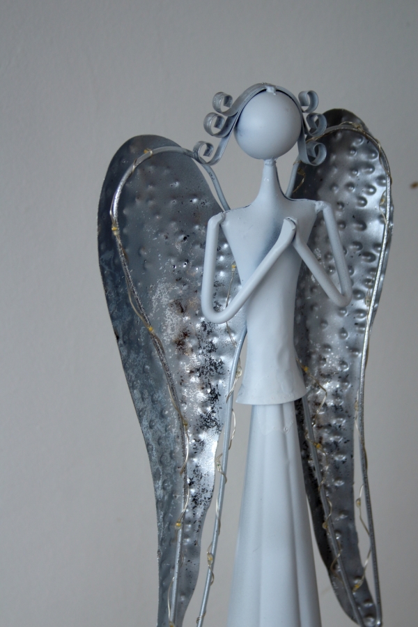 LED dekorácia kovový anjel modliaci sa