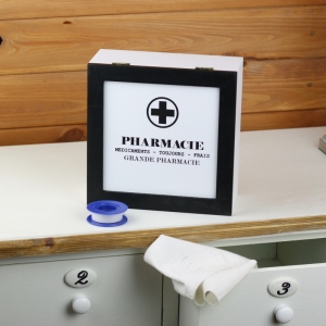 Lekárnička drevená 20x20x9cm