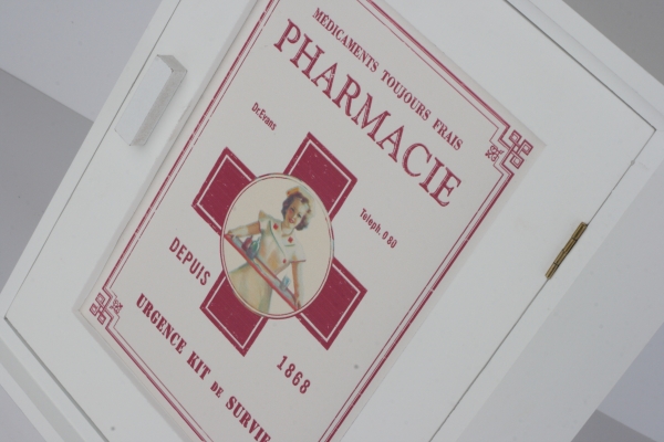 Lekárnička na stenu Pharmacie 24x31x13,5cm