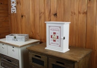 Lekárnička na stenu Pharmacie 28x22x11cm