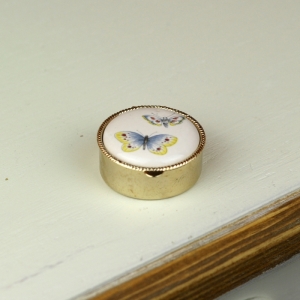 Liekovka guľatá s motýlikmi