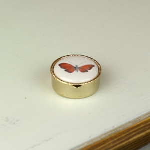 Liekovka s červeným motýľom guľatá