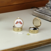 Liekovka s červeným motýľom guľatá