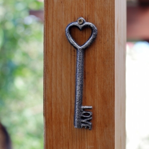Liatinová dekorácie kľúč strieborný