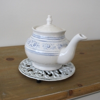 Liatinová podložka pod hrniec okrúhla veľká biela 18cm