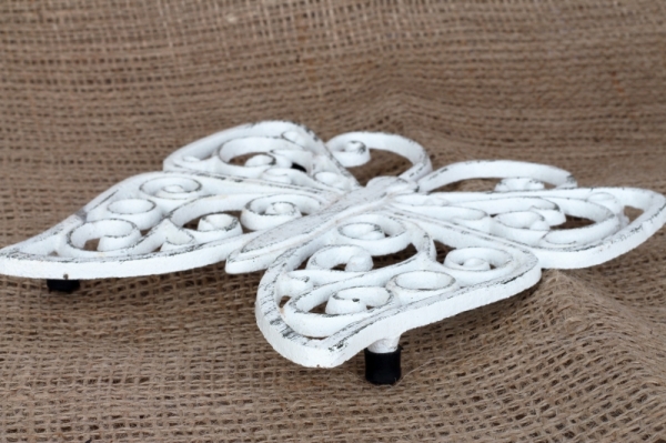 Liatinová podložka pod hrniec motýľ biely 18x20cm