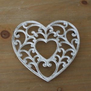 Liatinová podložka pod hrniec srdce biele 18,5x17cm