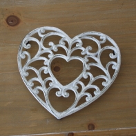 Liatinová podložka pod hrniec srdce biele 18,5x17cm