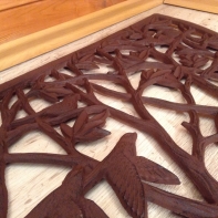 Liatinová rohožka pologuľatá s vtáčikmi 70x41cm