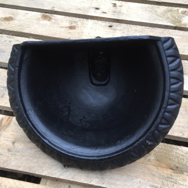 Liatinová záhradná výlevka