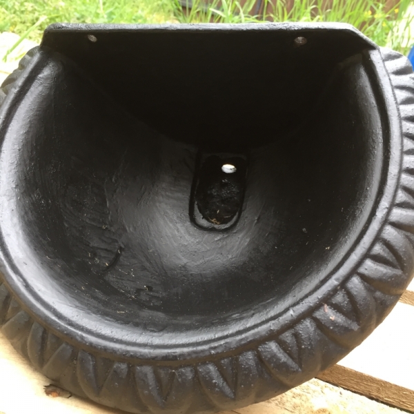 Liatinová záhradná výlevka