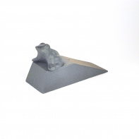 Liatinová zarážka na dvere žaba