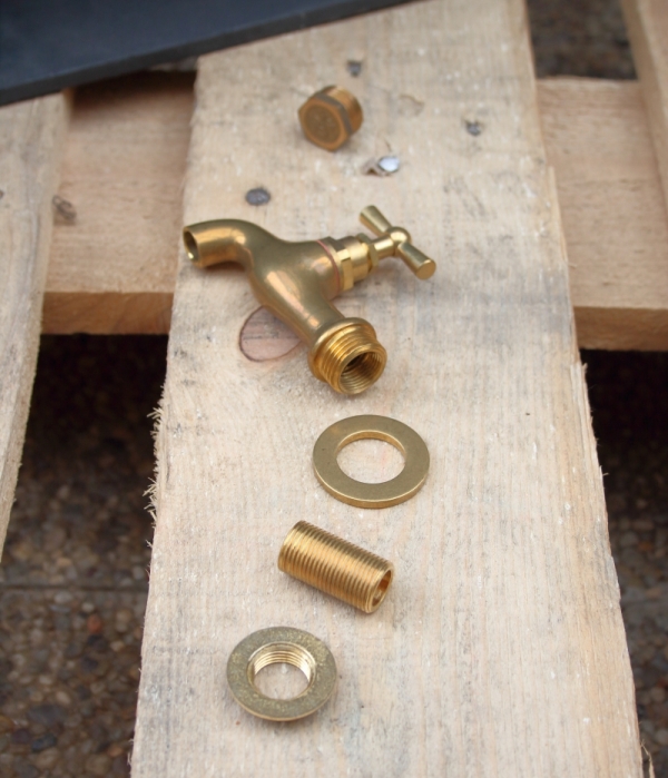 Liatinové umývadlo 71cm