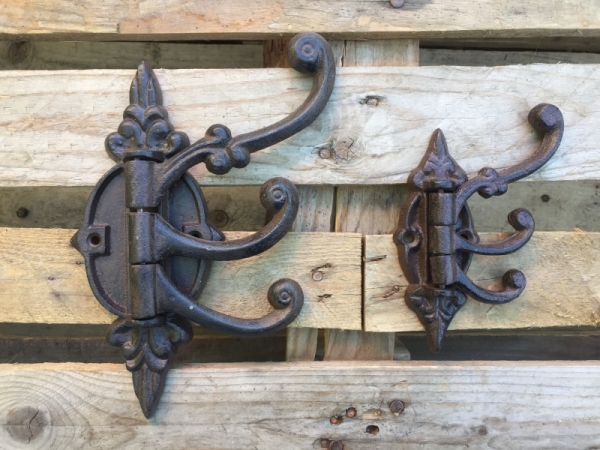 Liatinový háčik-trojháčik na stenu