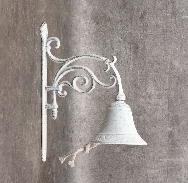 Liatinový nástenný zvonček biely s patinou 25,5x20,5x10cm
