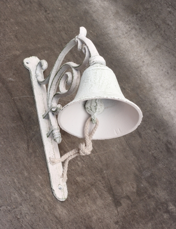 Liatinový nástenný zvonček biely s patinou 25,5x20,5x10cm