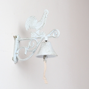 Liatinový nástenný zvonček s kohútom biely 19x20cm