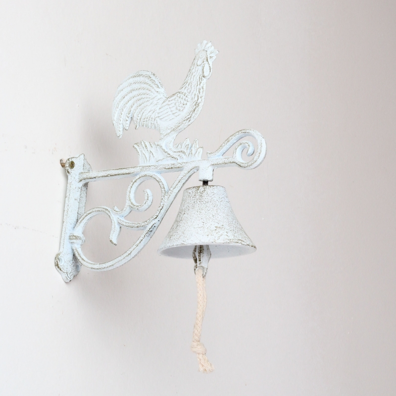 Liatinový nástenný zvonček s kohútom biely 19x20cm