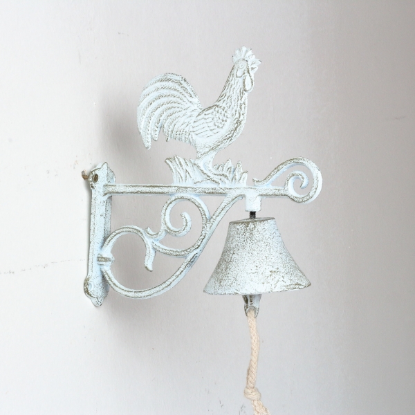 Liatinový nástenný zvonček s kohútom biely 19x20cm