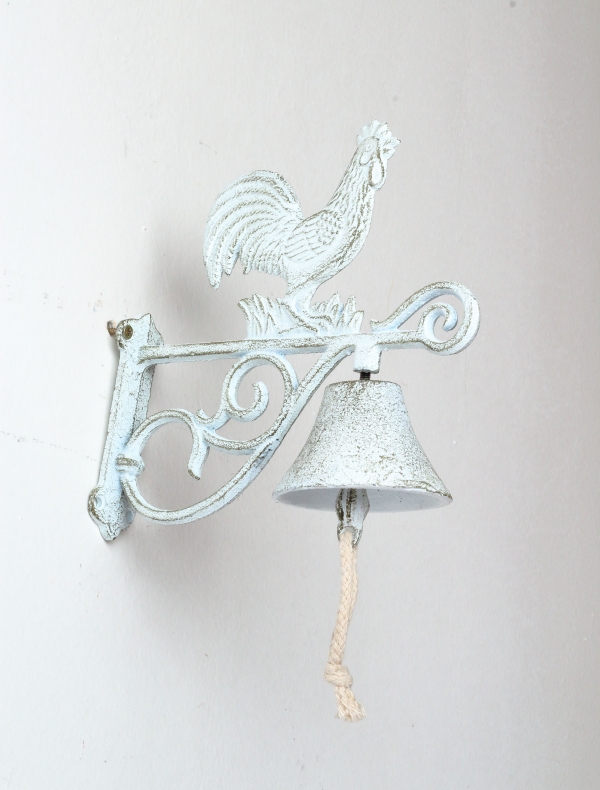 Liatinový nástenný zvonček s kohútom biely 19x20cm