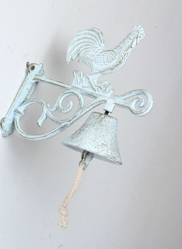 Liatinový nástenný zvonček s kohútom biely 19x20cm