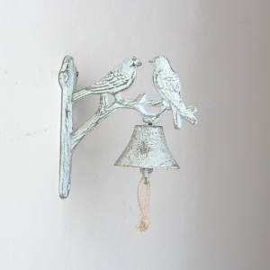 Liatinový nástenný zvonček s vtáčikmi biely 18x18cm