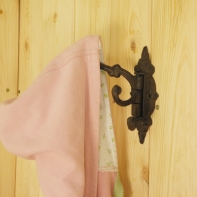 Liatinový otočný trojháčik na stenu 14,2 cm