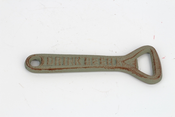 Liatinový retro otvárač na pivo s patinou DRINK BEER SAVE WATER 14cm