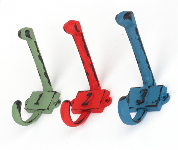 Liatinový retro vešiak na stenu s číslom 2 červený