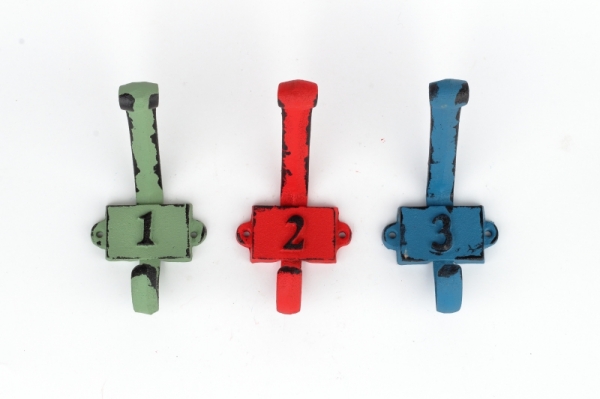 Liatinový retro vešiak na stenu s číslom 2 červený