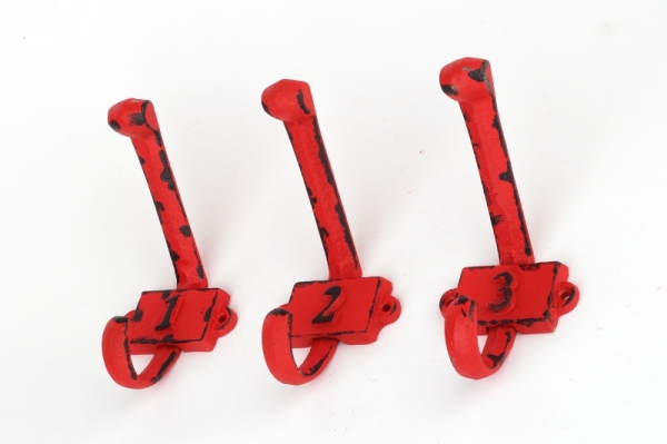 Liatinový retro vešiak na stenu s číslom 2 červený