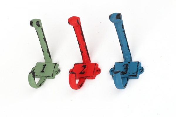 Liatinový retro vešiak na stenu s číslom 3 červený