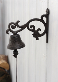 Liatinový zvonček na konzolu