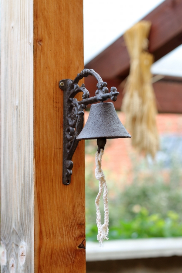 Liatinový zvonček na konzolu 19cm