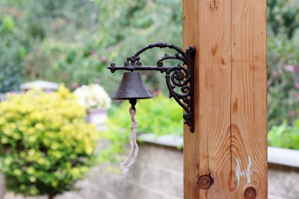 Liatinový zvonček na konzolu 19cm