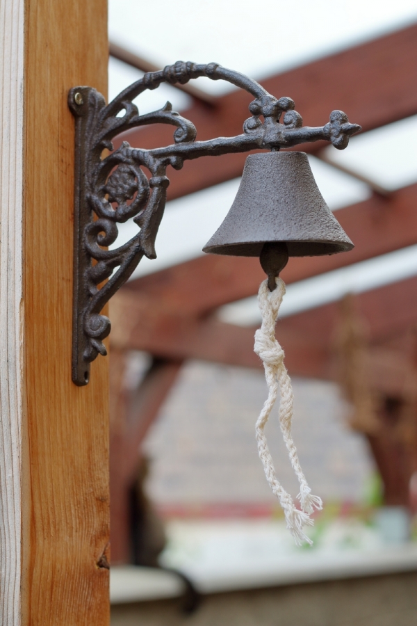 Liatinový zvonček na konzolu 19cm