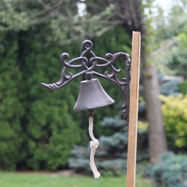 Liatinový zvonček s ornamentami