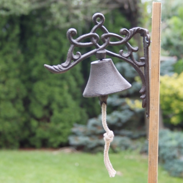Liatinový zvonček s ornamentami