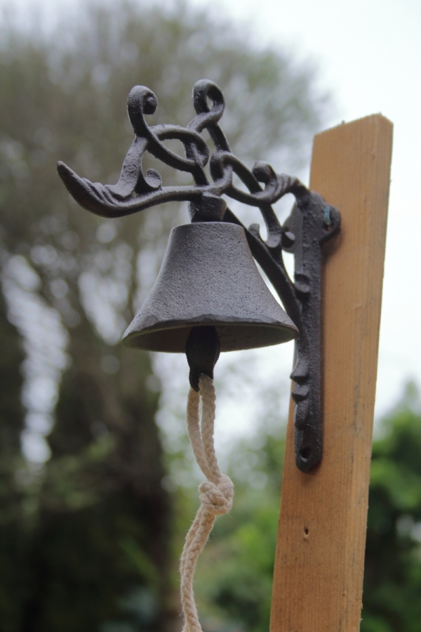 Liatinový zvonček s ornamentami