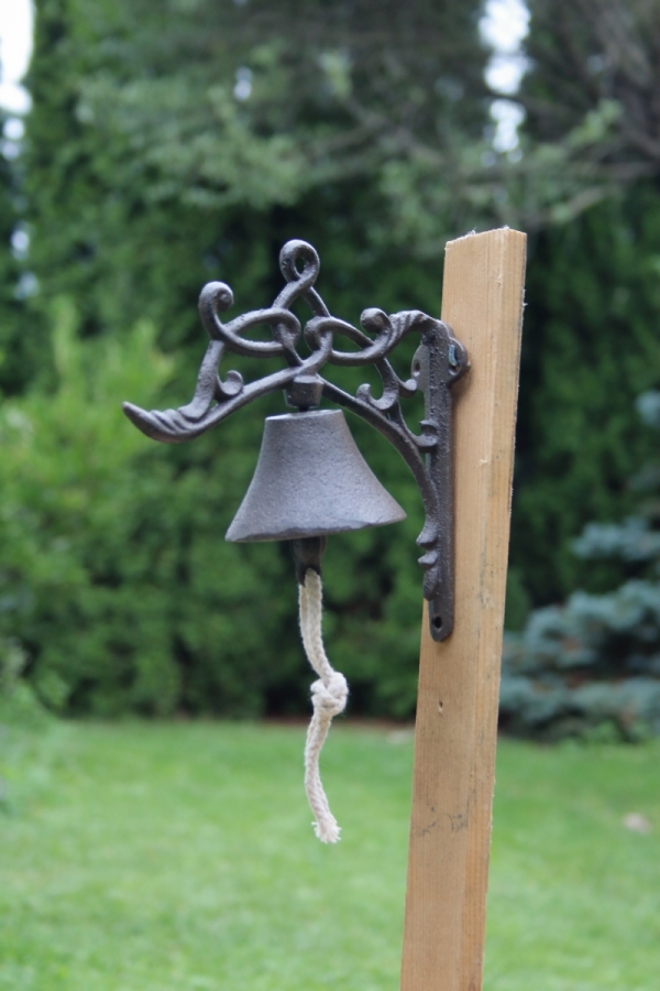 Liatinový zvonček s ornamentami