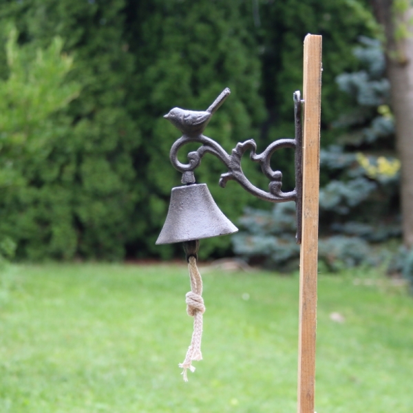 Liatinový zvonček s vtáčikom