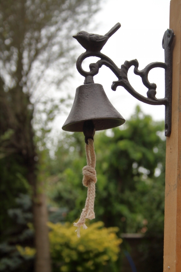 Liatinový zvonček s vtáčikom