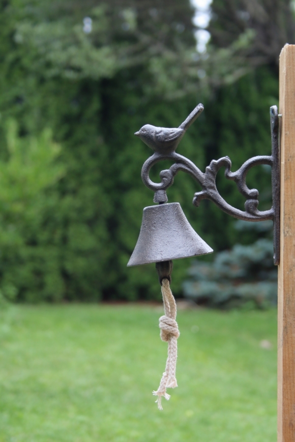 Liatinový zvonček s vtáčikom