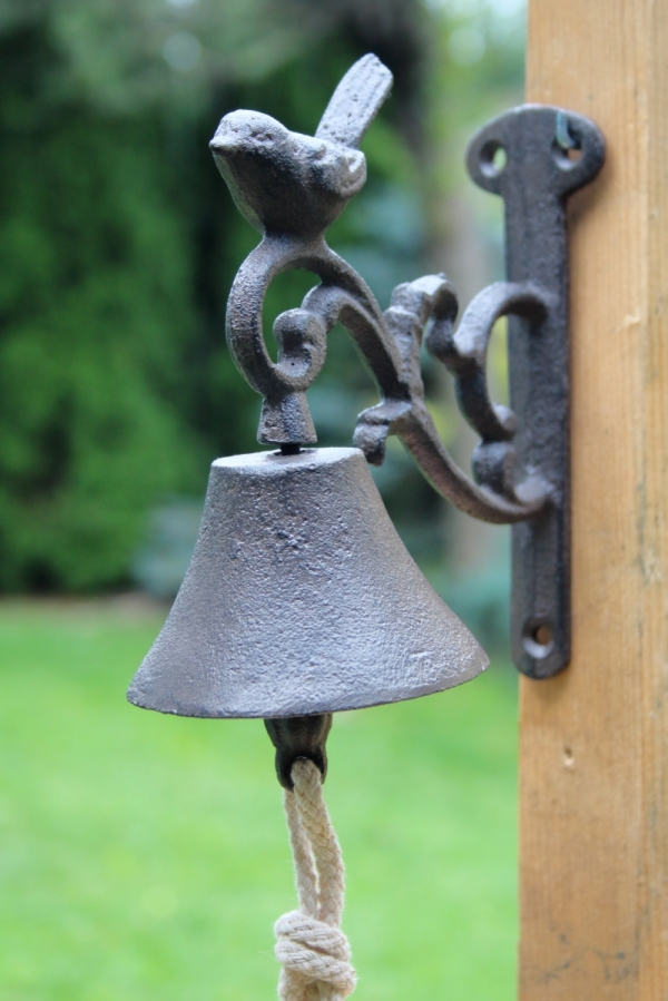 Liatinový zvonček s vtáčikom