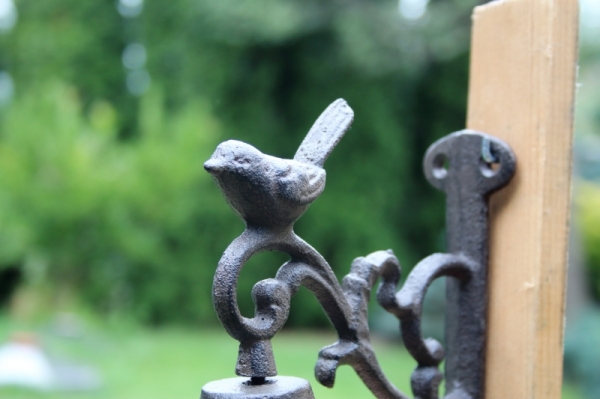 Liatinový zvonček s vtáčikom