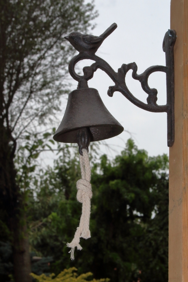 Liatinový zvonček s vtáčikom