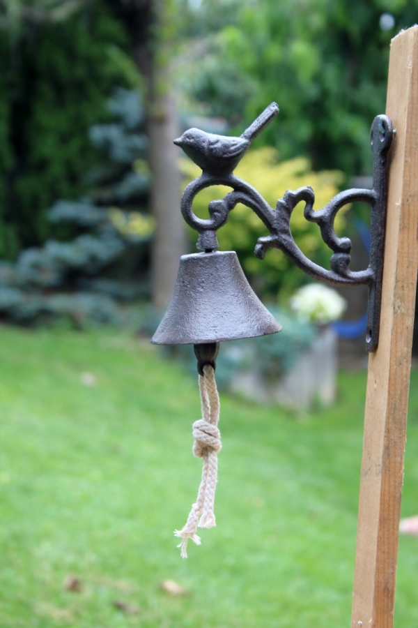 Liatinový zvonček s vtáčikom