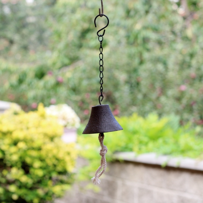 Liatinový zvonček s retiazkou