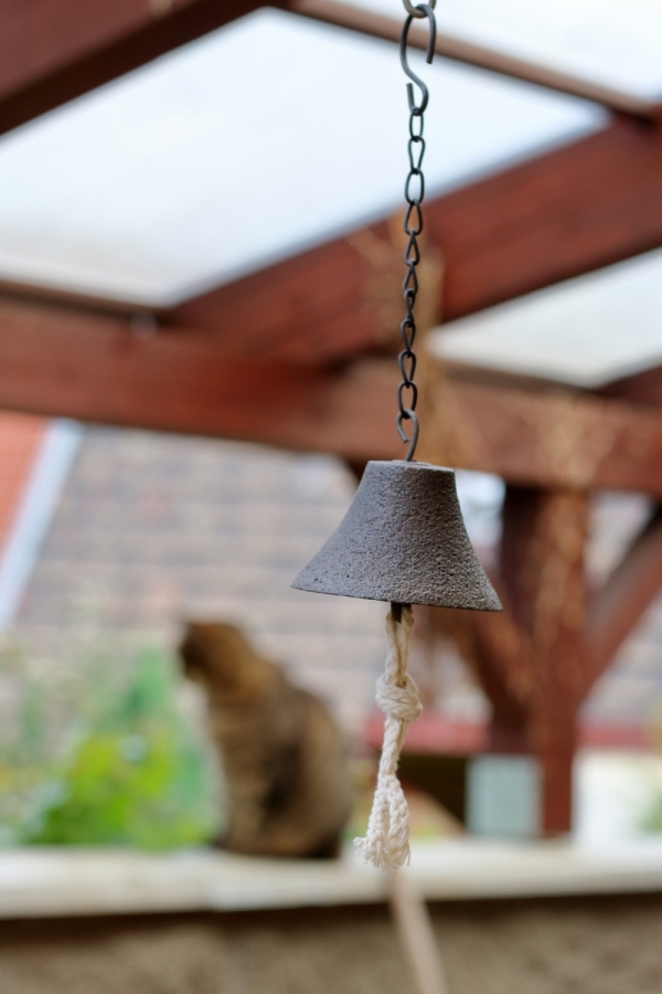 Liatinový zvonček s retiazkou