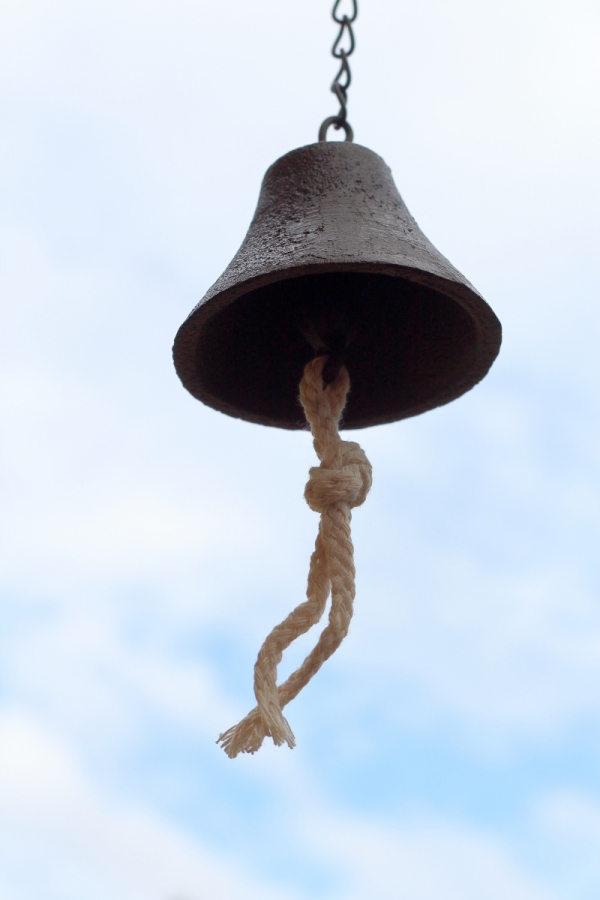 Liatinový zvonček s retiazkou